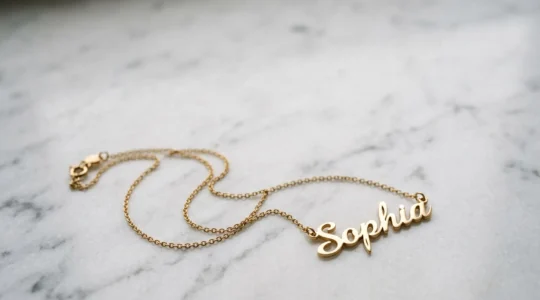 Collar personalizado con nombre en tipografía elegante sobre fondo minimalista con luz natural suave