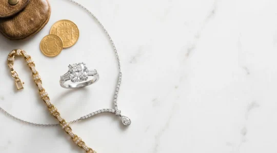 Composición sofisticada de joyas de alta gama sobre superficie de mármol que representa inversión patrimonial en España