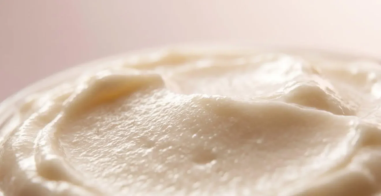 Textura cremosa y nutritiva para el cuidado nocturno de piel madura durante la menopausia