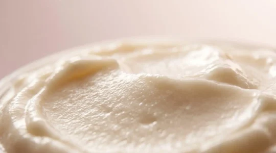 Textura cremosa y nutritiva para el cuidado nocturno de piel madura durante la menopausia